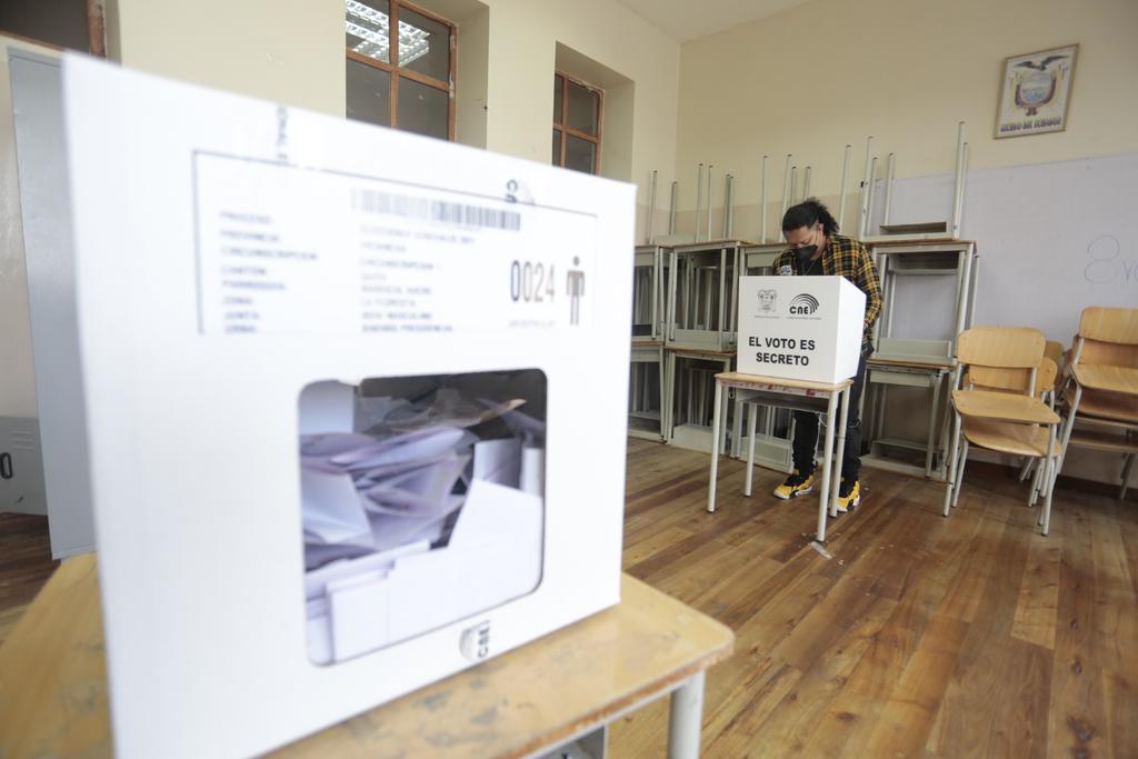Siguiendo las medidas sanitarias, más de 13 millones de personas salieron ayer a votar. (EFE) 