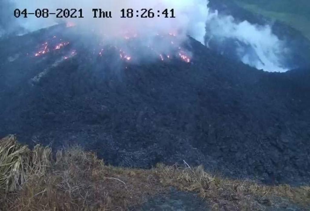 El volcán La Soufriere, en el noroeste de San Vicente y las Granadinas, sur del Caribe, registró este lunes una 'enorme' erupción, con una columna de humo de 17 kilómetros de altura, alertó el Centro de Investigación Sísmica de la Universidad de las Indias Occidentales (UWI, en inglés). (ARCHIVO)
