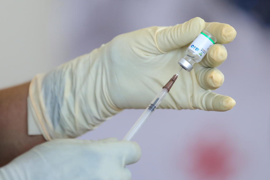 La efectividad de las vacunas chinas contra el coronavirus es baja y el gobierno está considerando combinarlas, según dijo el domingo la máxima autoridad de la agencia china de control de enfermedades, en una inusual admisión oficial de la debilidad de las vacunas chinas. (ARCHIVO) 

