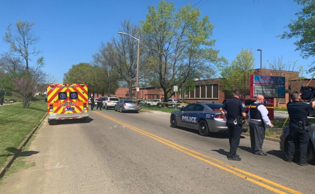 El Departamento de Policía de Knoxville informó este lunes que varias personas, incluido un oficial de KPD, recibieron disparos luego de un tiroteo en una escuela secundaria de Knoxville, Tennessee.
(ESPECIAL)