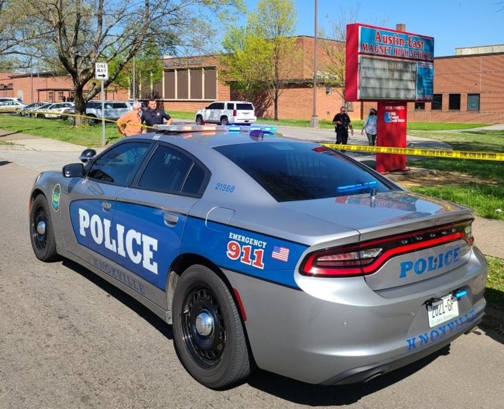 El tiroteo en una escuela de Knoxville, Tennessee, dejó una persona muerta y un policía herido. (TWITTER)