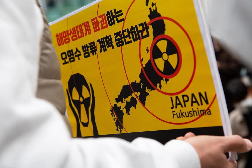 El Gobierno de Japón decidió este martes que se verterá al Pacífico el agua contaminada que se almacena en la accidentada central nuclear de Fukushima, tras tratarla para retirar la mayor parte de los elementos radiactivos. (EFE)