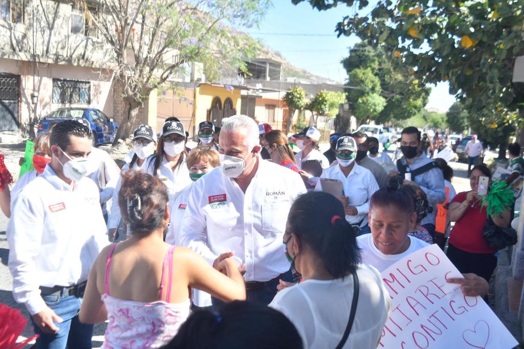 El candidato a la alcaldía Román Alberto Cepeda realizó un recorrido por varias colonias al sector poniente de Torreón. (EL SIGLO DE TORREÓN)
