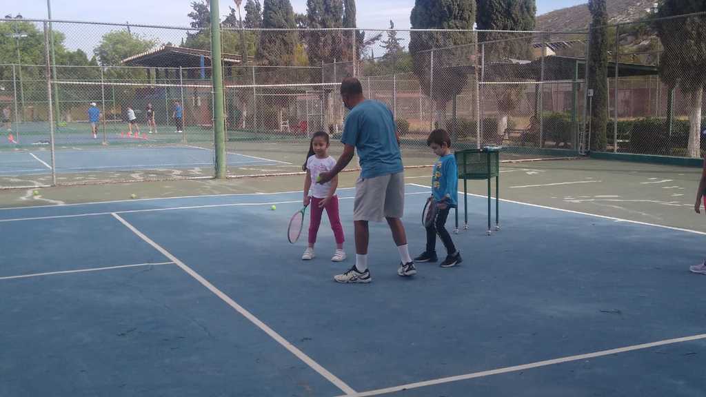 De manera paciente y con una plena dedicación, el Profe Neto Amador enseña los principios básicos del deporte blanco a los niños. (ESPECIAL)