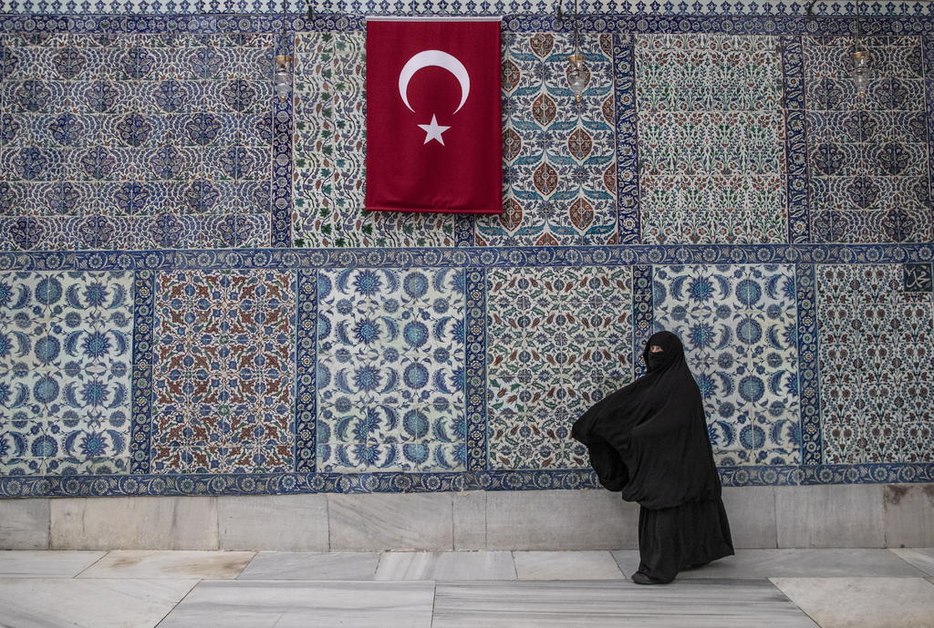 El presidente de Turquía anunció el martes un confinamiento parcial durante las primeras dos semanas del mes musulmán de Ramadán para reducir las infecciones de coronavirus, en momentos en que el número de casos alcanzó un nivel récord. (ARCHIVO) 

