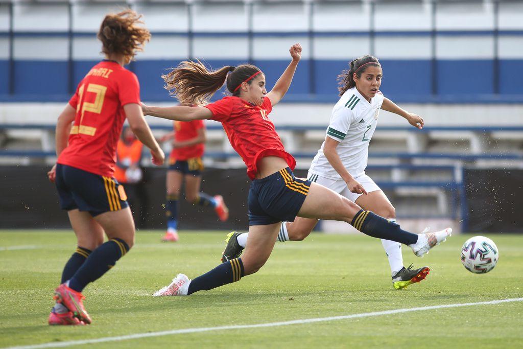 La segunda parte hizo las diferencias entre las selecciones femeninas de fútbol de España y México, citadas este martes para un partido amistoso en Marbella, que terminó con un triunfo (3-0) del equipo anfitrión. (ESPECIAL)
