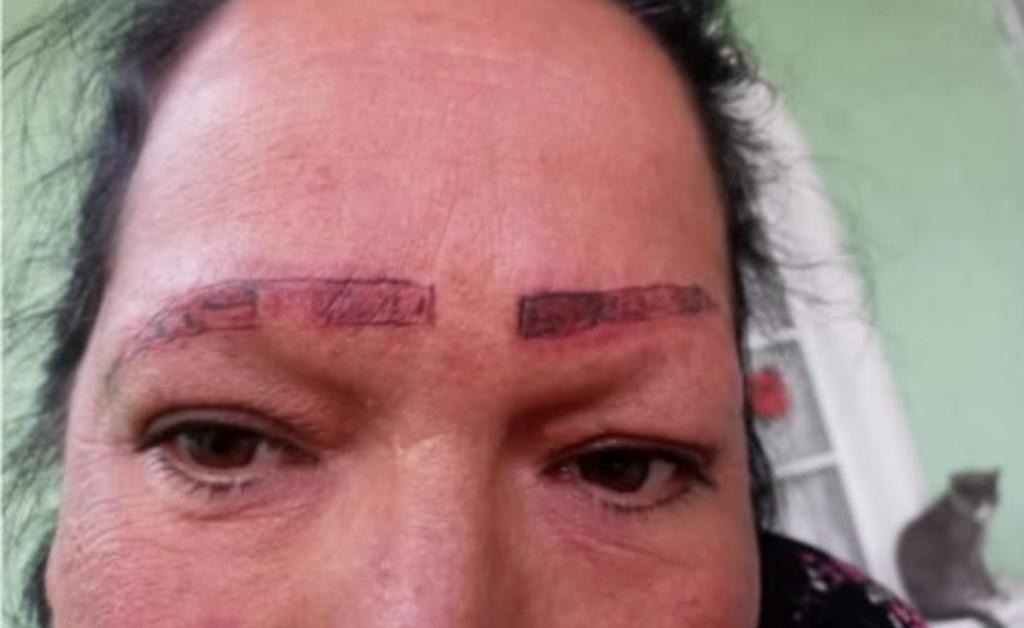 Por medio de Facebook, la mujer exhibió el supuesto trabajo que los tatuadores le hicieron a su madre en las cejas (CAPTURA)