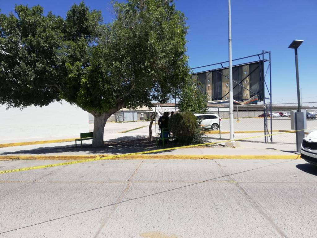 La tarde de este martes fue localizado un hombre sin vida a las afueras de la Central de Autobuses de la ciudad de Torreón, presuntamente se trata de un indigente que murió por causas naturales. (EL SIGLO DE TORREÓN)