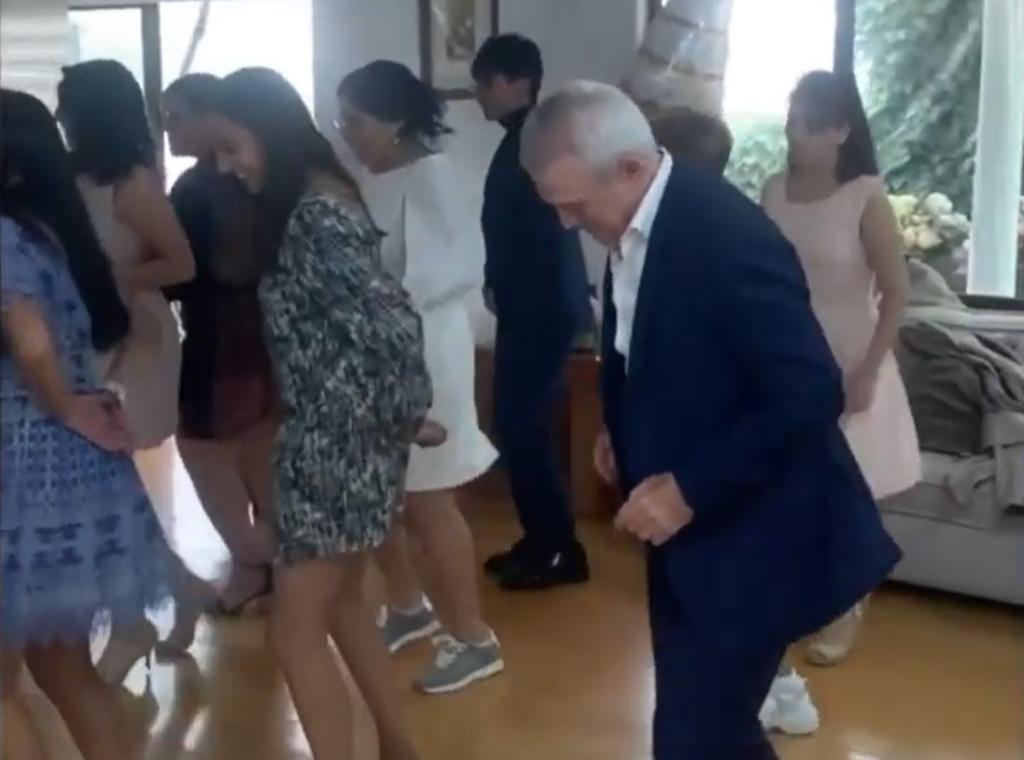 Javier Aguirre bailando Payaso de Rodeo. (ESPECIAL)