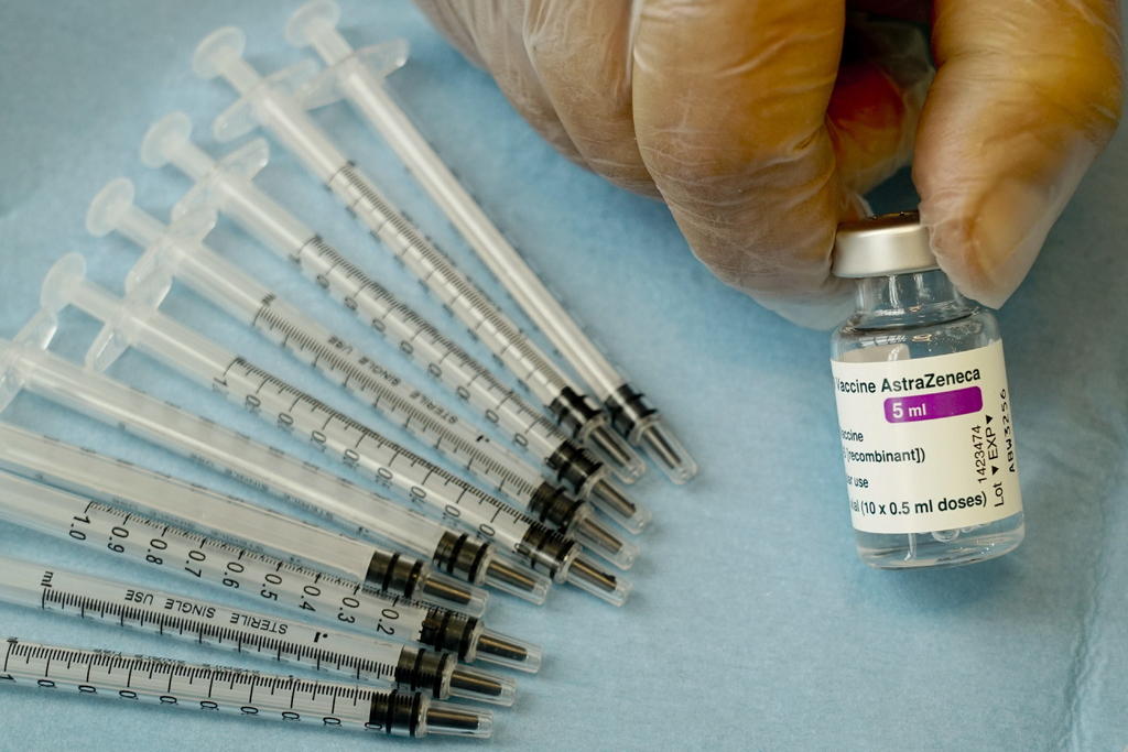 Las autoridades canadienses se negaron este miércoles a suspender el uso de la vacuna de AstraZeneca en el país al señalar que el riesgo de posibles trombos asociados con el medicamento es 'muy bajo' y que los beneficios superan los riesgos. (ARCHIVO) 
