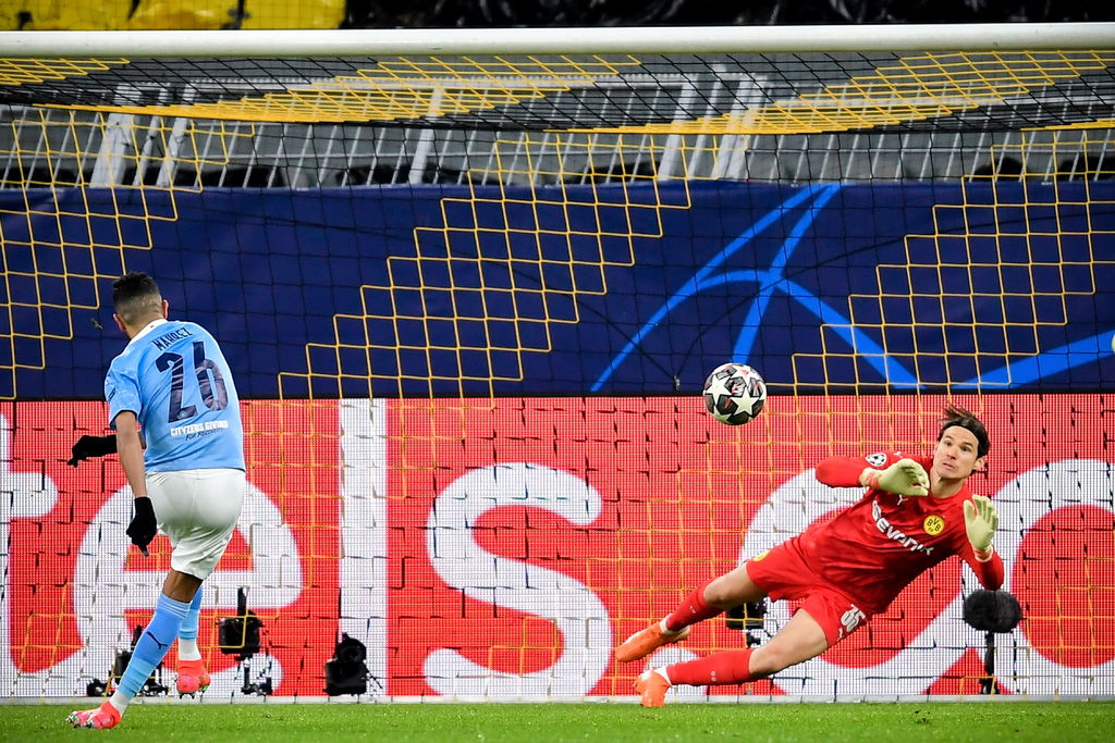 Riyad Mahrez anotó de penal el primer tanto del Manchester City, que derrotó como visitante 2-1 a Borussia Dortmund. (EFE)