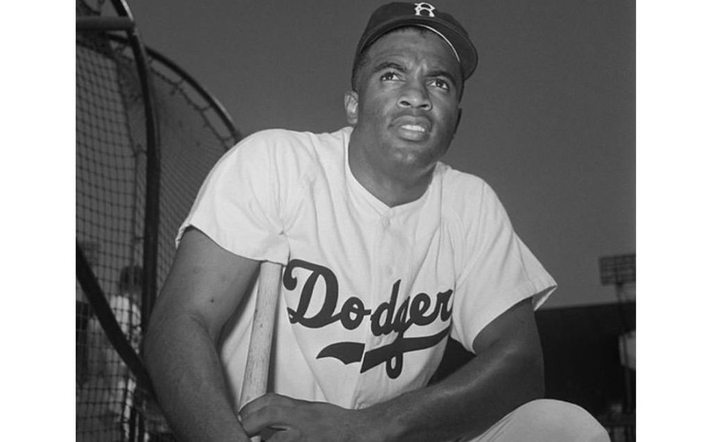 Jackie Robinson fue el primer jugador de raza negra en jugar en las Grandes Ligas.