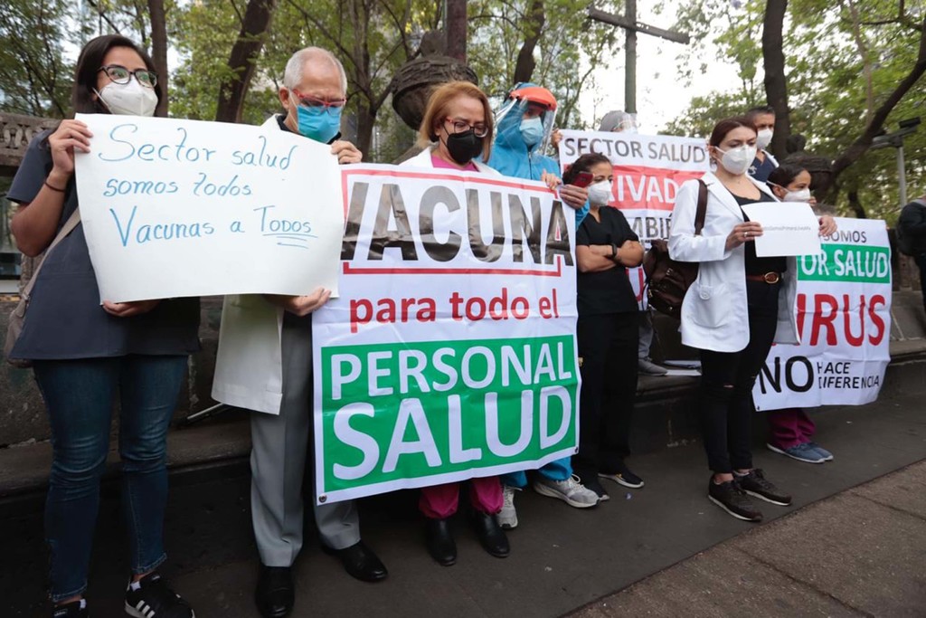 En la Ciudad de México un grupo de profesionales de la salud se manifestó en el Ángel.