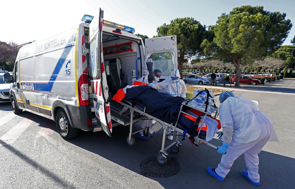 Francia superó este jueves la barrera de los 100,000 fallecimientos por el coronavirus tras sumar 300 muertes en las últimas 24 horas, anunciaron las autoridades sanitarias, que han contabilizado -desde el 1 de marzo de 2020- 100,077 víctimas mortales. (ARCHIVO) 
