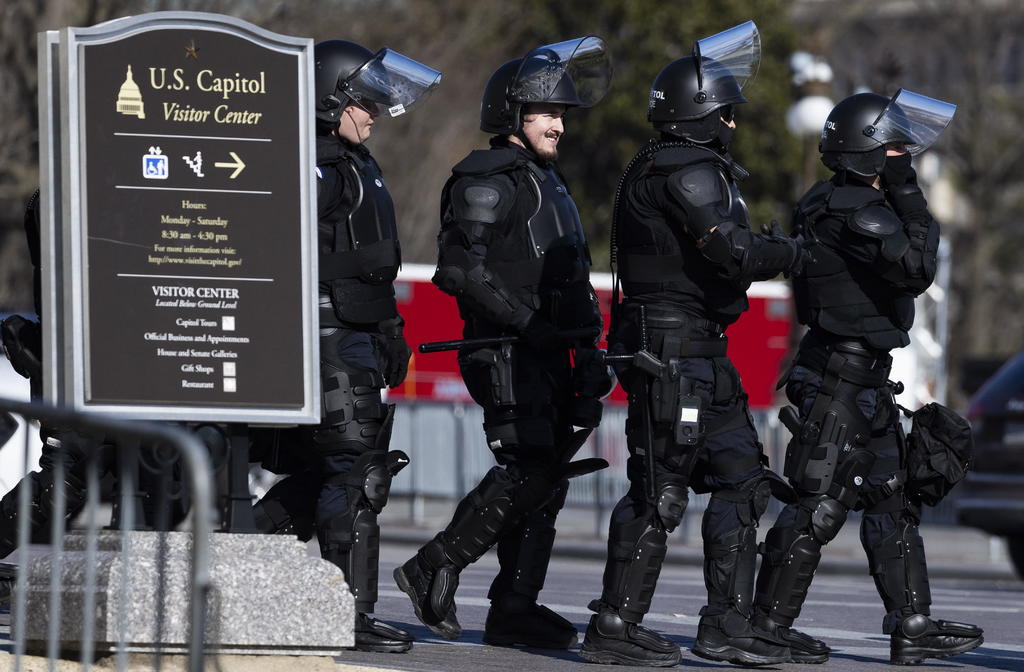 El inspector principal de la Policía del Capitolio de Estados Unidos dirá el jueves ante un comité de la Cámara de Representantes que existe la necesidad de un cambio de cultura dentro de la fuerza después de fallas claras en su respuesta a la insurrección del 6 de enero, incluyendo el no haber atendido información que predijo una “guerra” y el contar con armamento tan viejo que los propios agentes no se sentían cómodos usándolo. (ARCHIVO) 