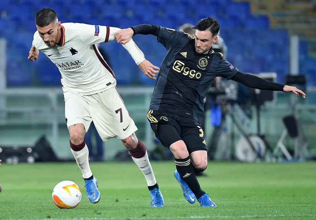 Un gol del bosnio Edin Dzeko frustró este jueves los sueños de remontada del Ajax y le dio al Roma un empate 1-1 en el estadio Olímpico romano contra el conjunto holandés, lo que, unido al triunfo 2-1 logrado en la ida de Amsterdam, le envió a las semifinales de la Liga Europa. (EFE)
