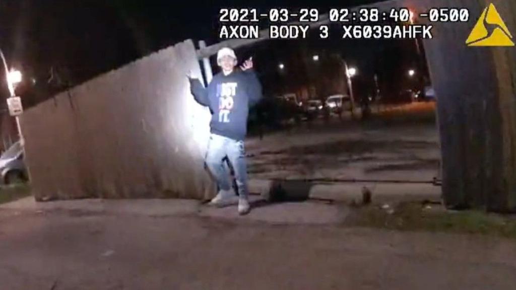 Un video de la Policía de Chicago (Illinois, EUA.) publicado este jueves muestra a un agente disparando fatalmente a Adam Toledo, de 13 años, cuando el niño tenía las manos en alto durante una persecución ocurrida en el barrio hispano de La Villita el pasado 29 de marzo. (ESPECIAL)
