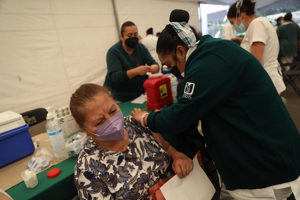 El Campo Militar de La Joya, en Torreón, ha sido confirmada como la sede del proceso de vacunación para docentes en la Comarca Lagunera, toda vez que el Gobierno Federal anunció ya que se comenzará con la aplicación de dosis contra el COVID-19 a los integrantes del magisterio en este mismo mes. (EFE, ARCHIVO)
