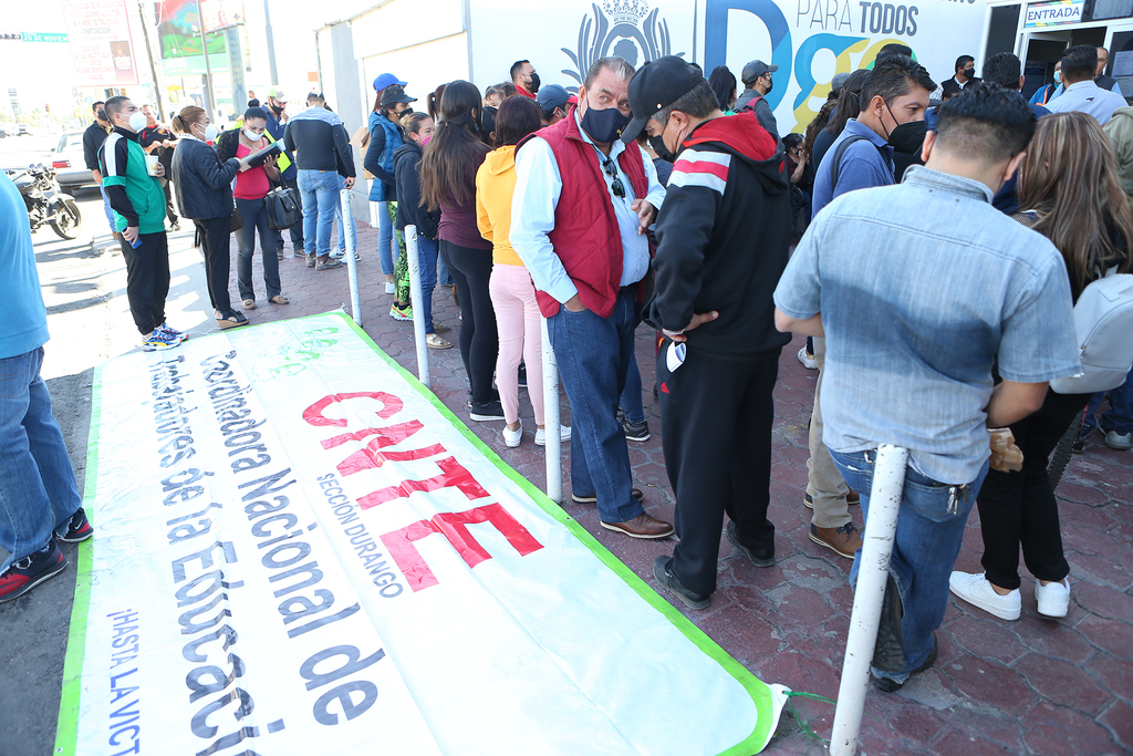 Docentes del CNTE protestaron por la falta de medicamentos en la farmacia del ISSSTE. (EL SIGLO DE TORREÓN) 
