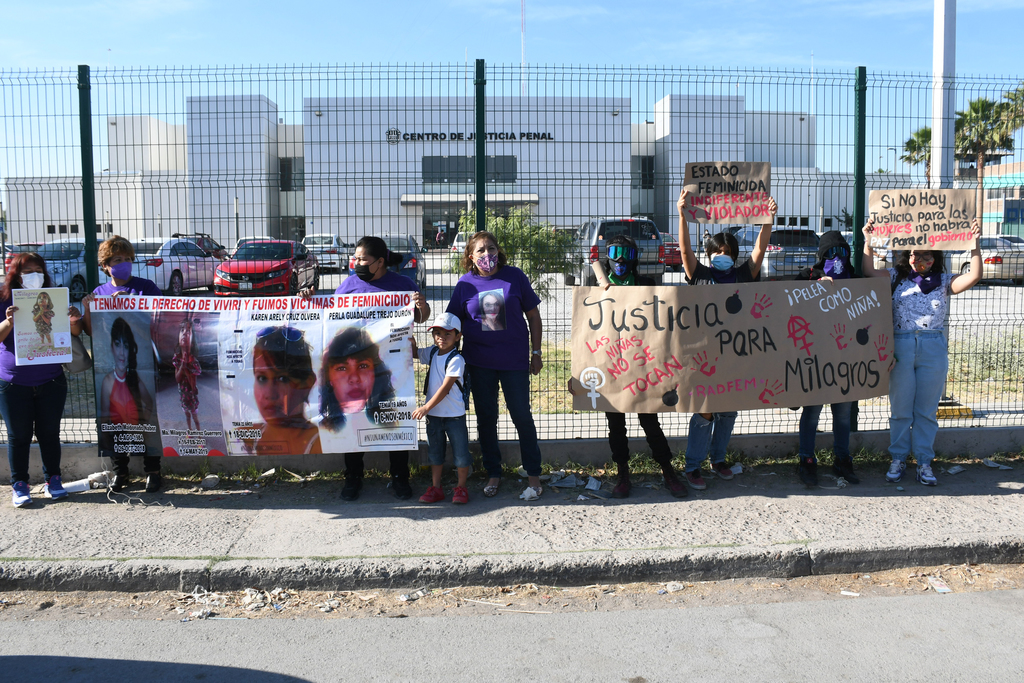 Colectivos de feministas y Madres Poderosas acudieron ayer al Centro de Justicia Penal. (FERNANDO COMPEÁN)