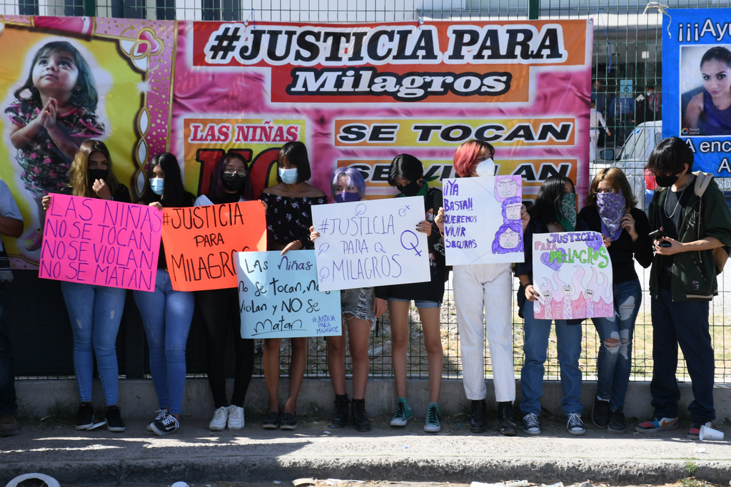 Con pancartas y lonas, los colectivos llegaron al lugar para brindarle apoyo a la familia de Milagros. (FERNANDO COMPEÁN)