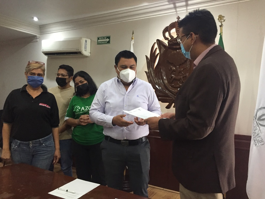 Las asociaciones y el Colegio Interdisciplinario de Juristas de México entregaron el proyecto al secretario del Ayuntamiento.