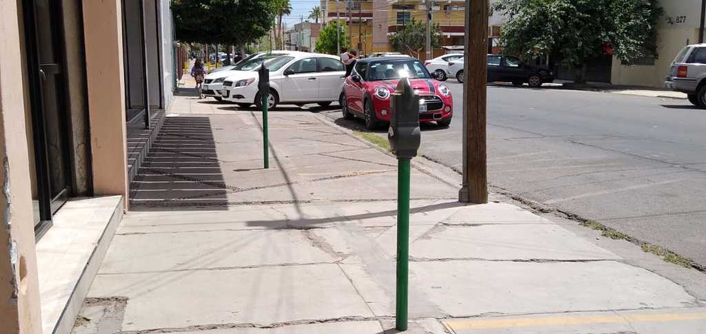 No se instalaron letreros para advertir del riesgo a los peatones. (FERNANDO COMPEÁN)