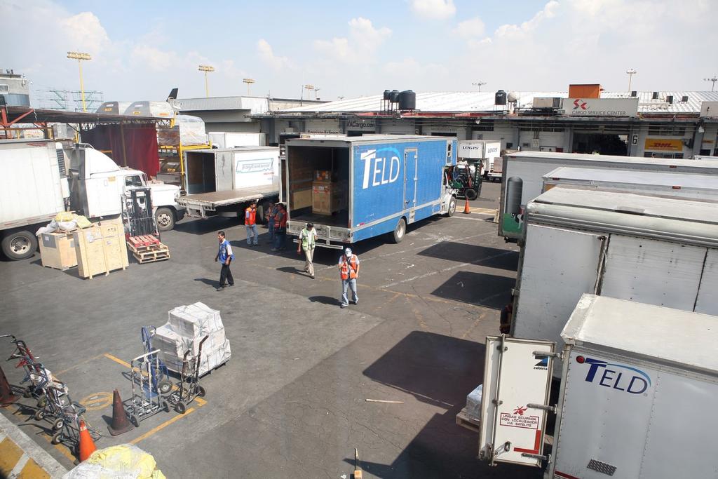 Actualmente, los transportistas demoran entre cuatro y cinco horas para ingresar a la aduana del AICM.