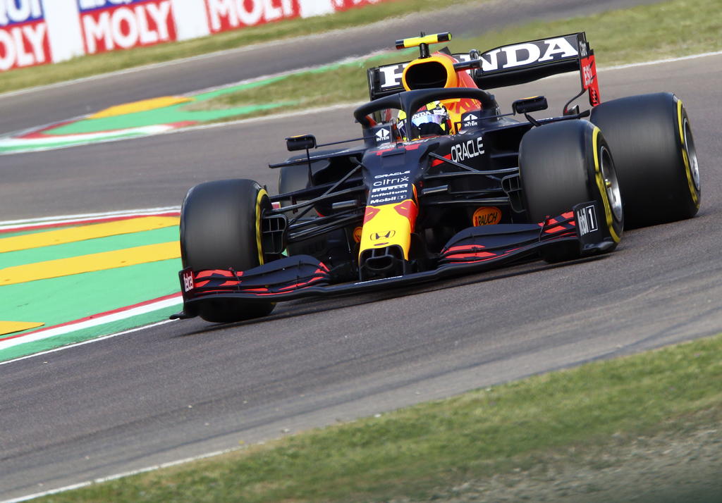 El mexicano Sergio 'Checo' Pérez confirmó las buenas sensaciones con su Red Bull al término de las dos primeras sesiones de entrenamientos libres del Gran Premio de la Emilia Romaña (Italia) de Fórmula Uno. (EFE)