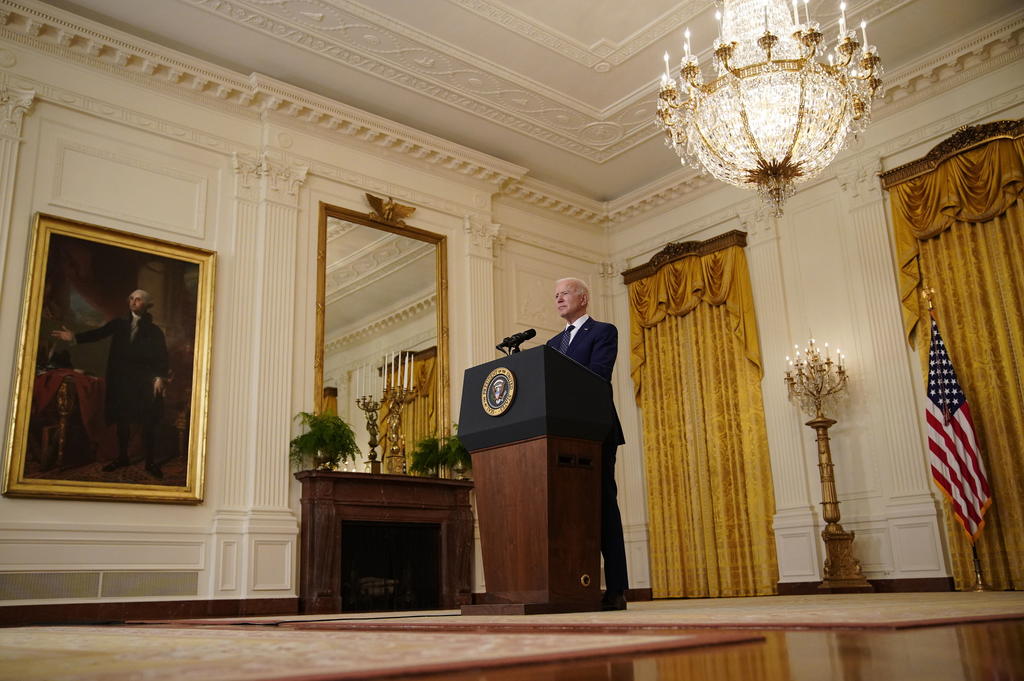 Joe Biden firmó el viernes una orden de emergencia que funcionarios dicen que acelerará la admisión de refugiados a Estados Unidos, pero el presidente estadounidense no elevó el límite históricamente bajo impuesto por su predecesor Donald Trump, de 15,000 refugiados al año. (ARCHIVO) 
