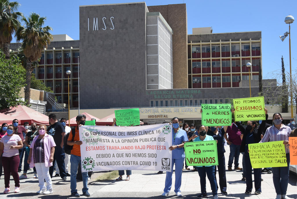 Nuevamente se registró una manifestación de parte de trabajadores del Instituto Mexicano del Seguro Social (IMSS) en Torreón, ahora tocó el turno de los trabajadores de la Clínica No. 16, quienes por la tarde de este viernes salieron a la explanada del hospital para exigir que se les aplique la vacuna contra el COVID-19. (JESÚS GALINDO)