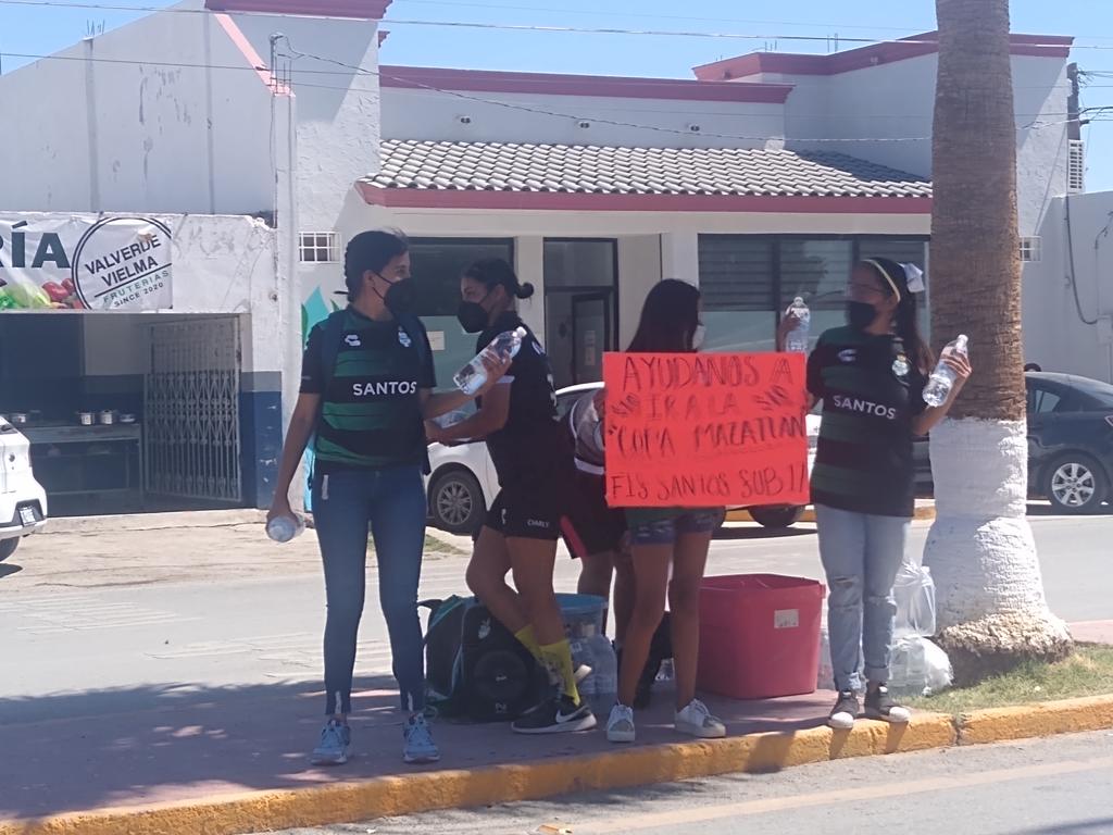 Tres jóvenes de Matamoros fueron seleccionadas para participar en la Copa Mazatlán de fútbol, pero para cubrir los gastos de su estancia vende agua embotellada en un crucero vial de esa ciudad. (MARY VÁZQUEZ)
