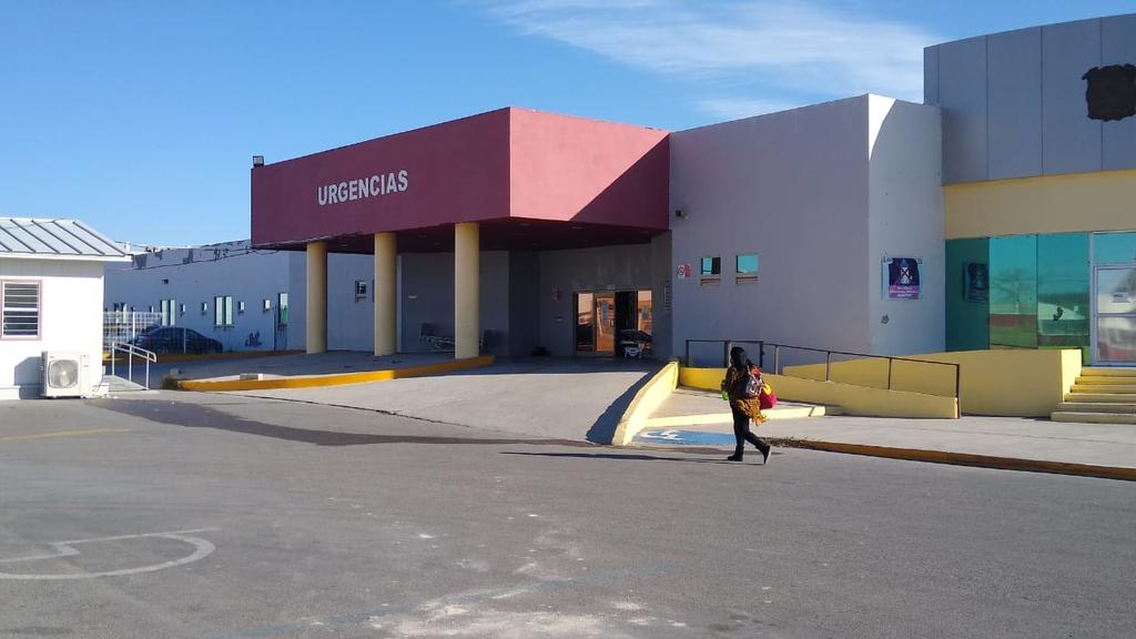 Un joven de 27 años permanece internado en el Hospital General “Dr. Salvador Chavarría Sánchez” de Piedras Negras, donde se reporta su estado de salud como grave pero estable; tras provocarse varias heridas cuando se encontraba en la plaza de Villas del Carmen. (RENÉ ARELLANO)