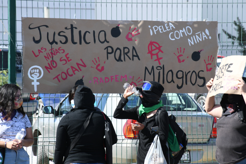Colectivos feministas se manifestaron en el Centro de Justicia Penal de Torreón con carteles y lonas.