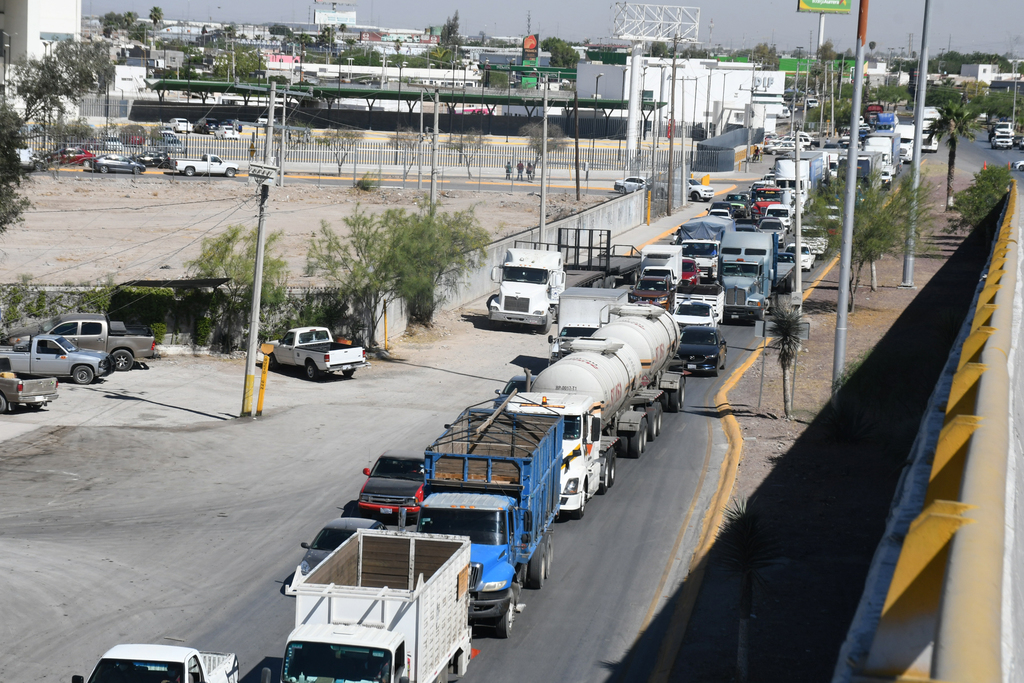 Por más de cuatro horas el tráfico en el bulevar Ejército Mexicano estuvo detenido.