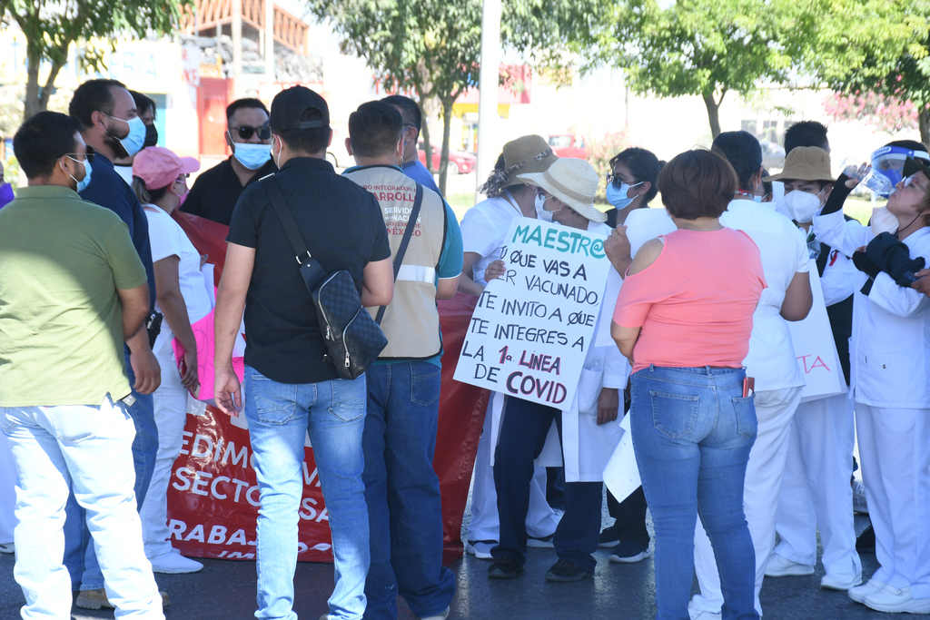 La movilización de trabajadores del Seguro Social inició poco antes de las 9:00 horas de ayer viernes frente a la Expoferia Gómez Palacio.