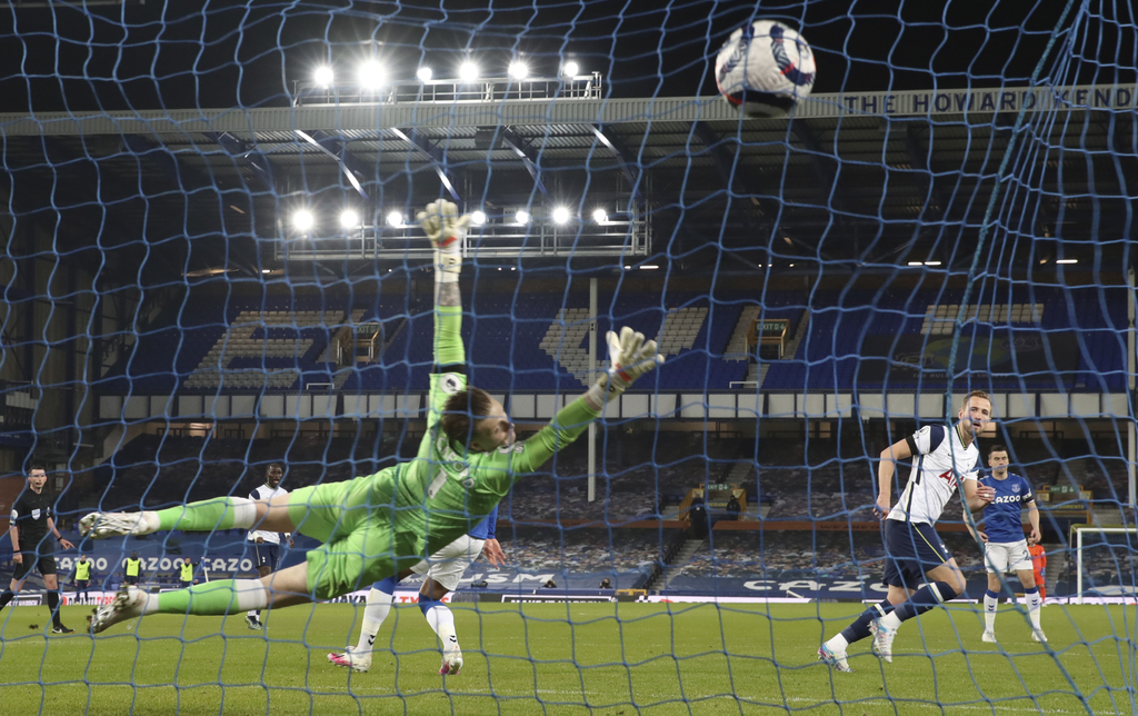 Harry Kane anota su segundo tanto en el empate del Tottenham 2-2 con Everton; el atacante salió con una lesión de tobillo. (AP)