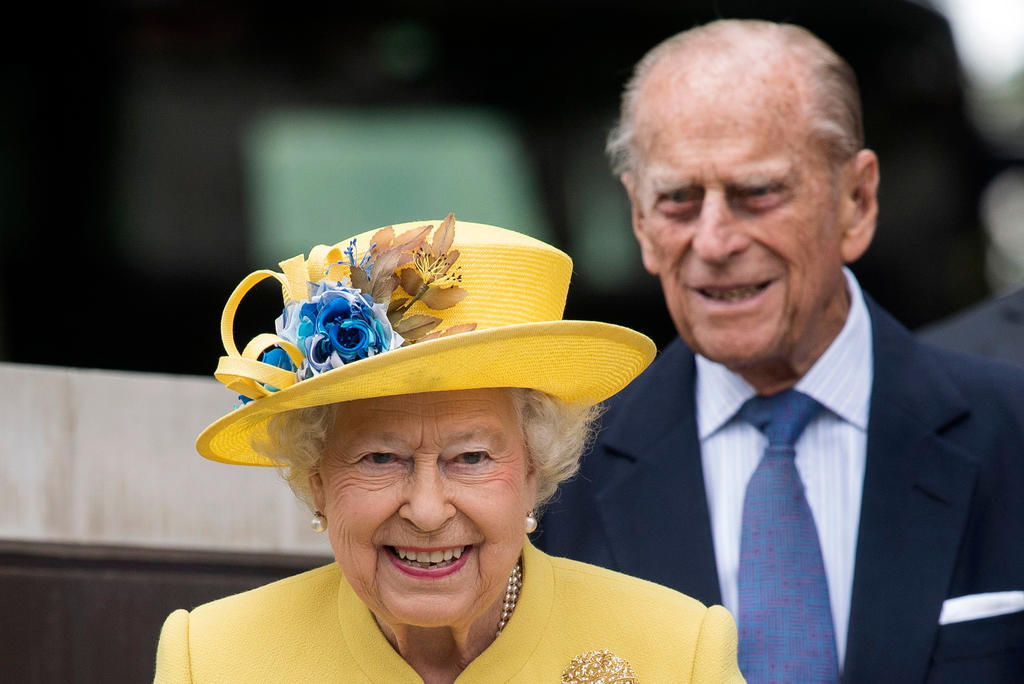 La reina Isabel II se ha visto obligada a incluir únicamente entre los asistentes al funeral a sus familiares más cercanos. (ARCHIVO)