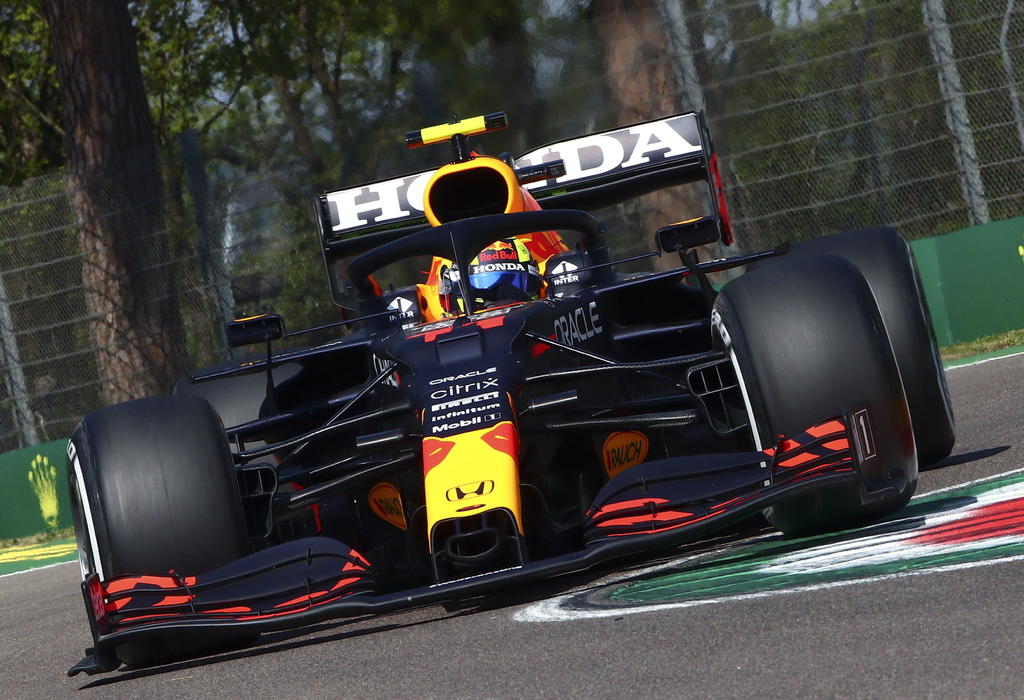 El mexicano Sergio Pérez (Red Bull) le acompañará en la primera línea. (EFE)
