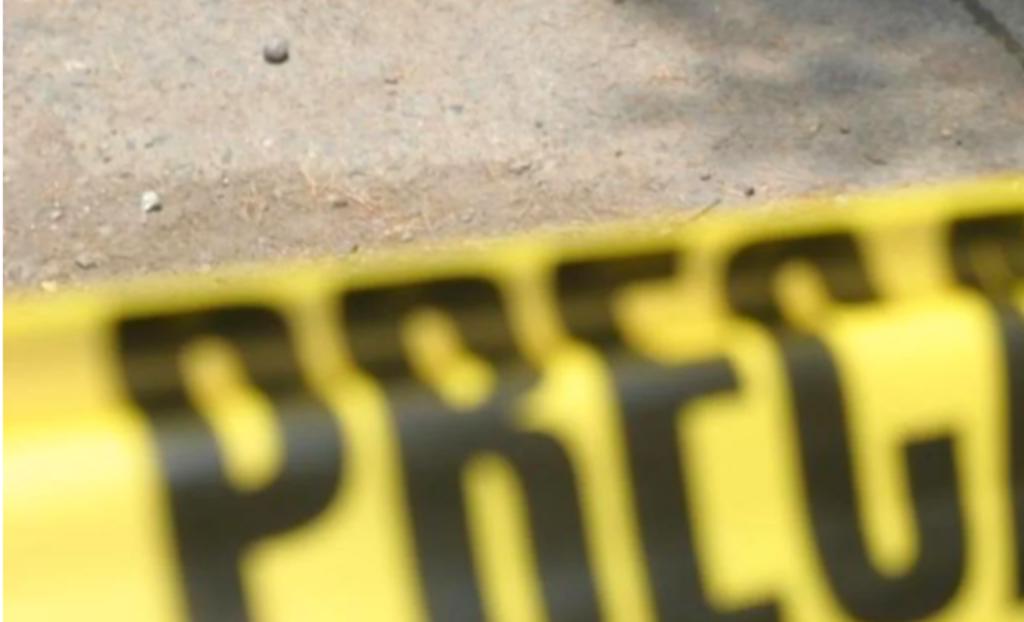 Un elemento de la Guardia Nacional murió al ser impactado por una llanta que se desprendió de un tráiler, este sábado por la mañana en la carretera Celaya-Querétaro, en el municipio de Apaseo el Grande. (ESPECIAL) 
