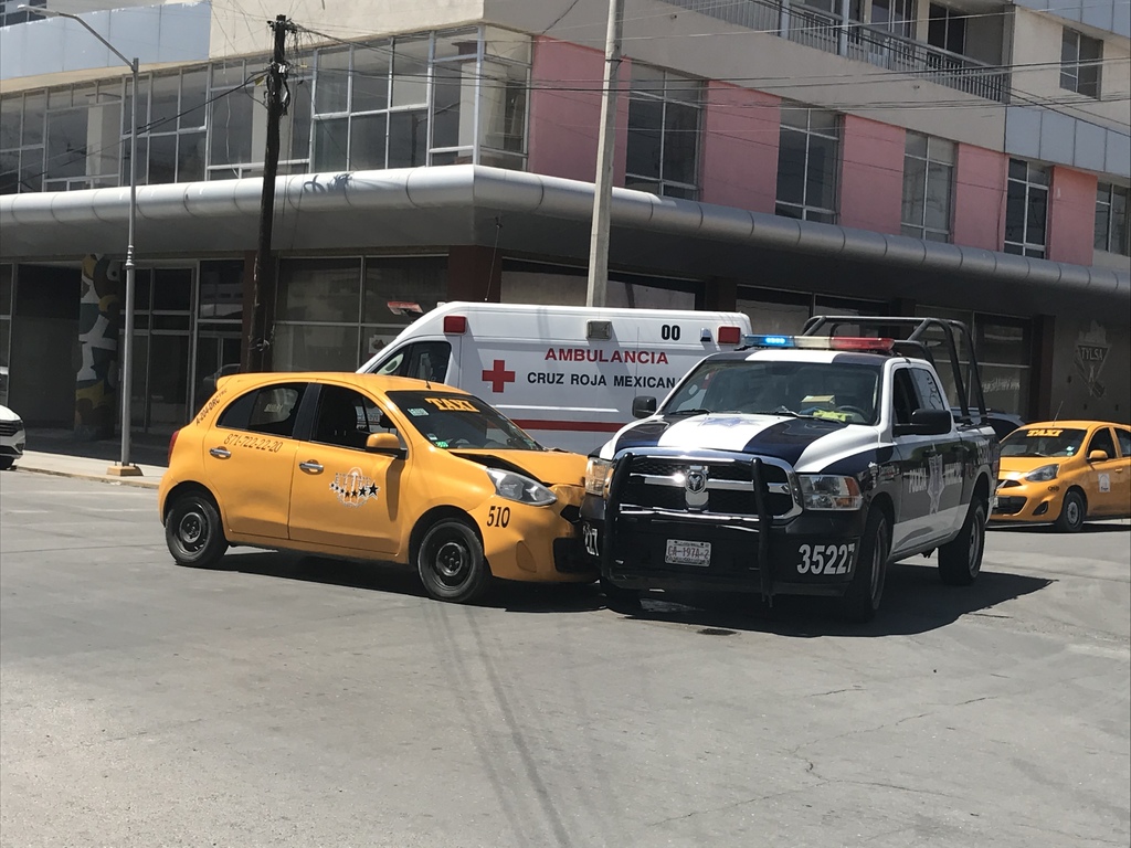 La Cruz Roja arribó al lugar para atender a una mujer que viajaba como pasajera en el taxi, la cual no requirió hospitalización. (EL SIGLO DE TORREÓN)