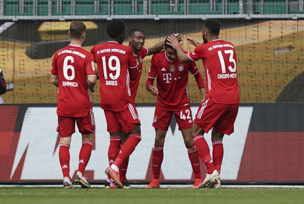 Jugadores del Bayern celebran con Jamal Musiala (42) tras el tercer gol. (Especial) 