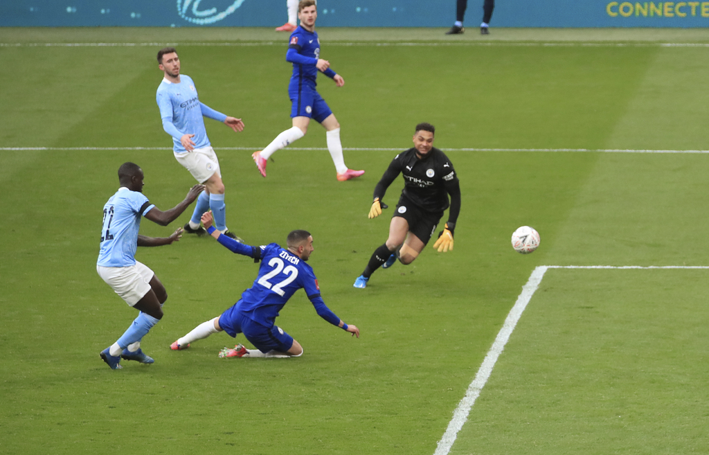 Hakim Ziyech (22) marca el único tanto del juego para que Chelsea derrotara al Manchester City en la semifinal de la Copa FA.