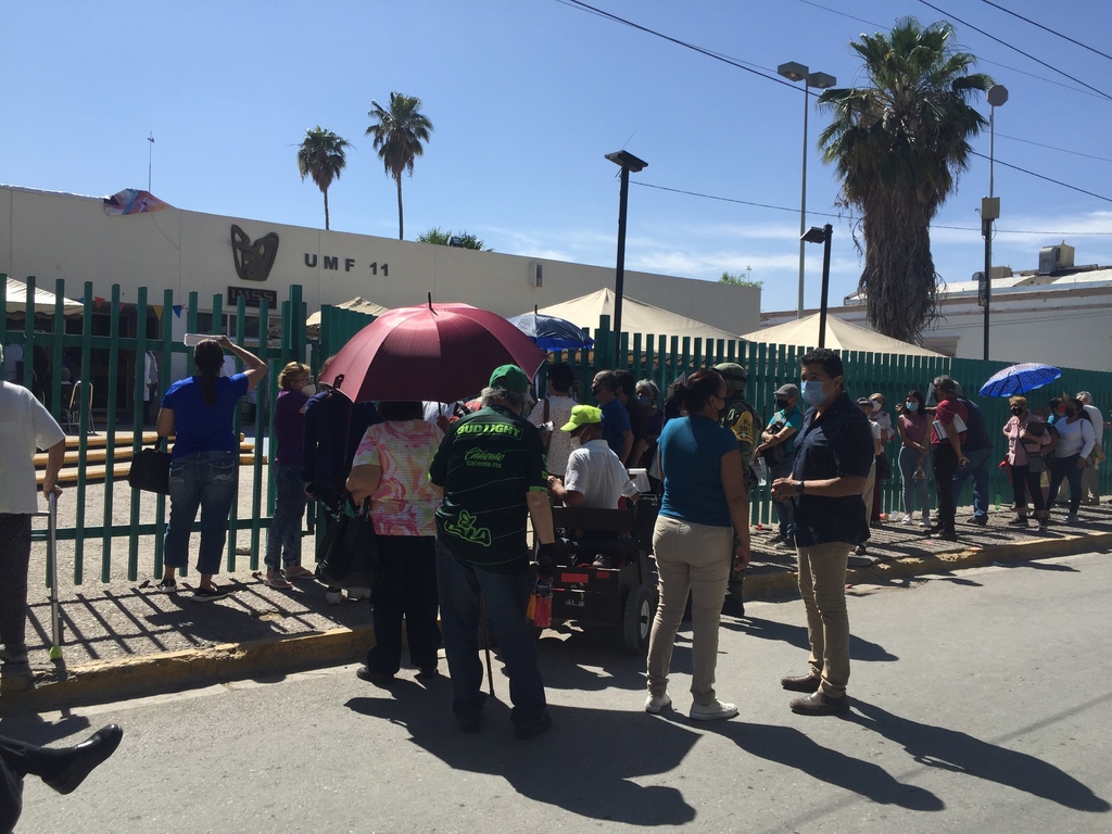 Desde la tarde del miércoles comenzaron a llegar personas a la Clínica 11 del IMSS por su vacuna. (GUADALUPE MIRANDA)