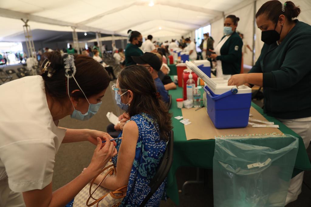 Pese a que el gobierno de México se comprometió a contar con 51 millones de vacunas para el mes de marzo, pero a la fecha ha recibido un 35 por ciento de dicha cantidad. (ARCHIVO)