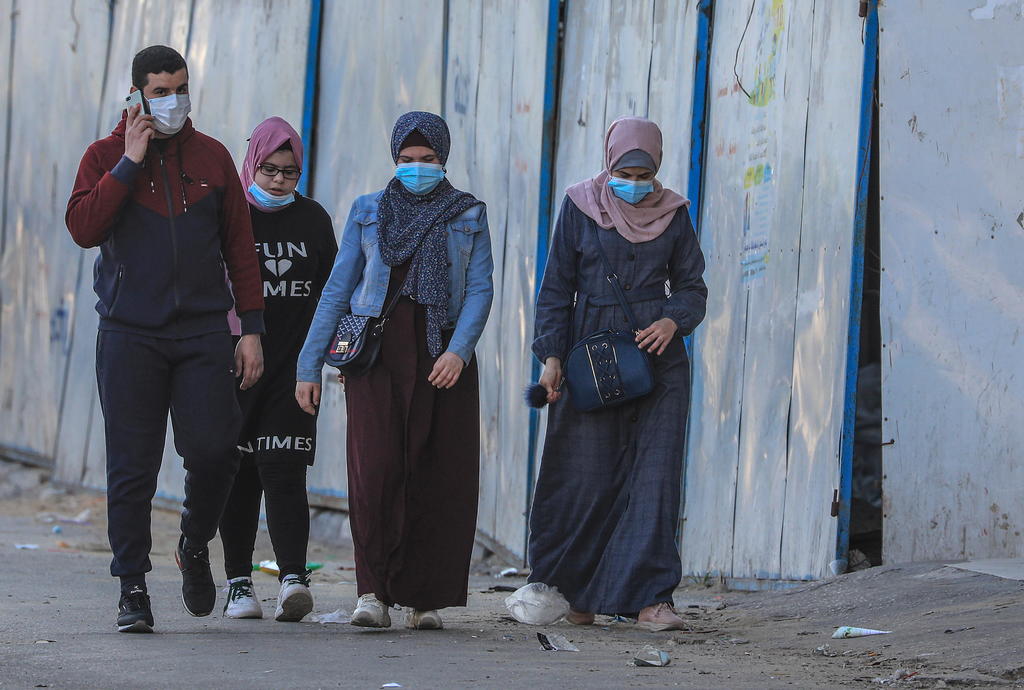 La Franja de Gaza registró hoy 23 muertes por coronavirus, lo que representa un nuevo máximo desde el comienzo de la pandemia y que coincide con un índice de pruebas positivas superior al 40%. (ARCHIVO)