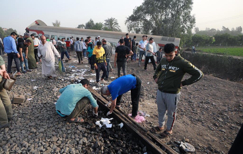 Un tren de pasajeros se descarriló el domingo al norte de la capital de Egipto, dejando al menos 11 personas muertas y casi 100 heridos, dijeron las autoridades. (EFE)