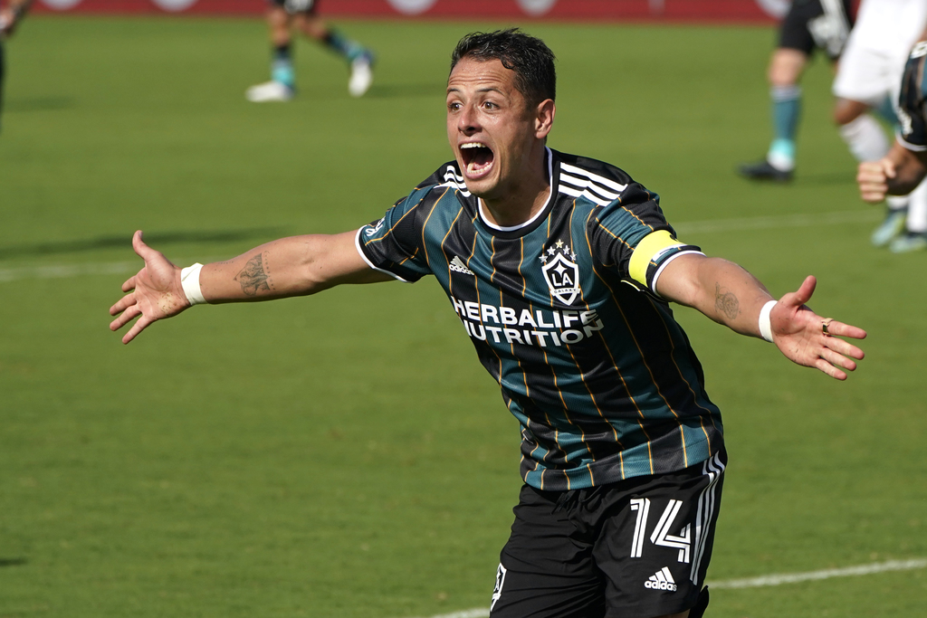 Javier Hernández celebra luego de marcar uno de sus dos tantos, en la victoria del LA Galaxy 3-2 sobre el Inter de Miami. (AP)
