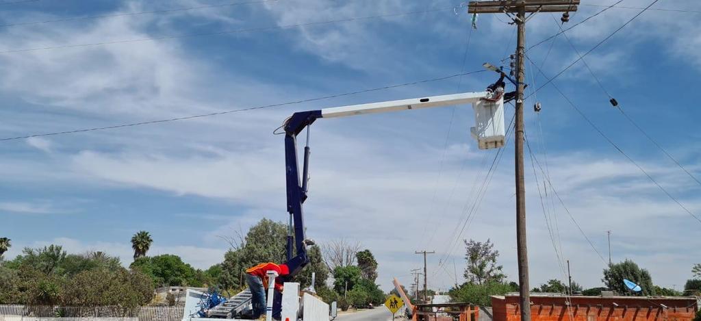 Mejoran la iluminación y el camino de acceso que conecta a varios ejidos del municipio de San Pedro de las Colonias. (EL SIGLO DE TORREÓN) 