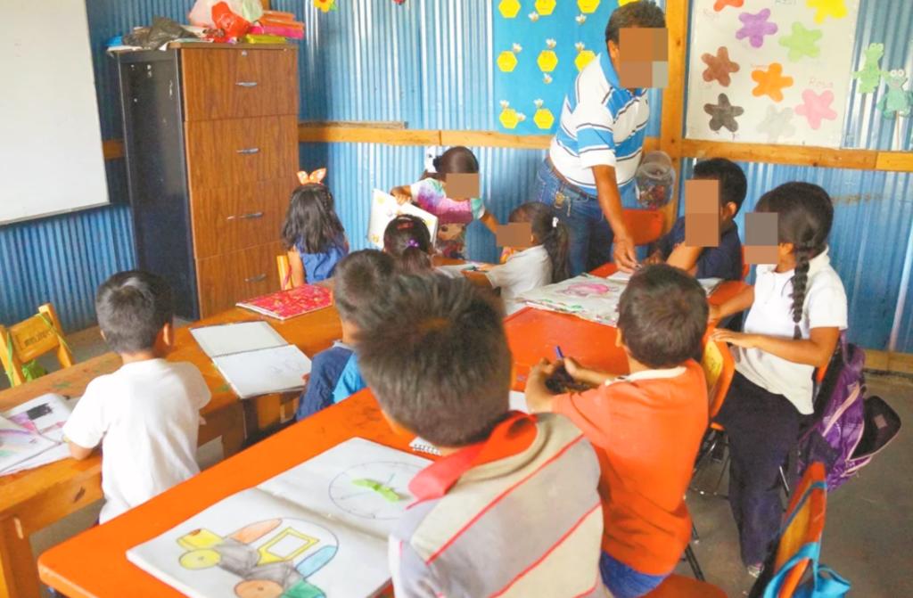 Todas las escuelas que este lunes recibieron a padres de familia y niños, después de varios meses de ausencia por el COVID-19, se ubican en zonas rurales. (ARCHIVO)